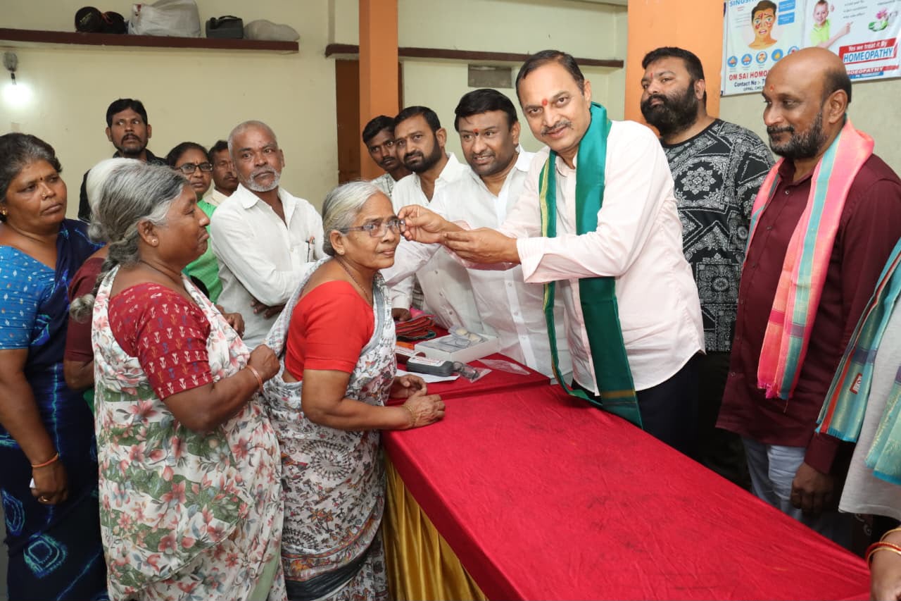 Dr. Manusha and Om Sai team distributing free spectacles at the Uppal medical camp